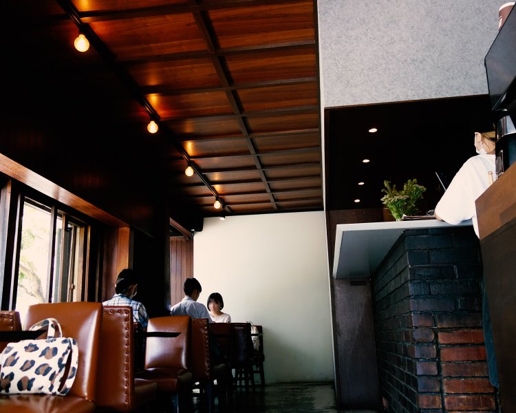 落ち着いた天井と、代々引き継がれているレンガのカウンター。もともとカウンター席だったが、時代の変化とともに平均身長が高くなり、カウンターの座り心地が悪くなってしまったのだとか。