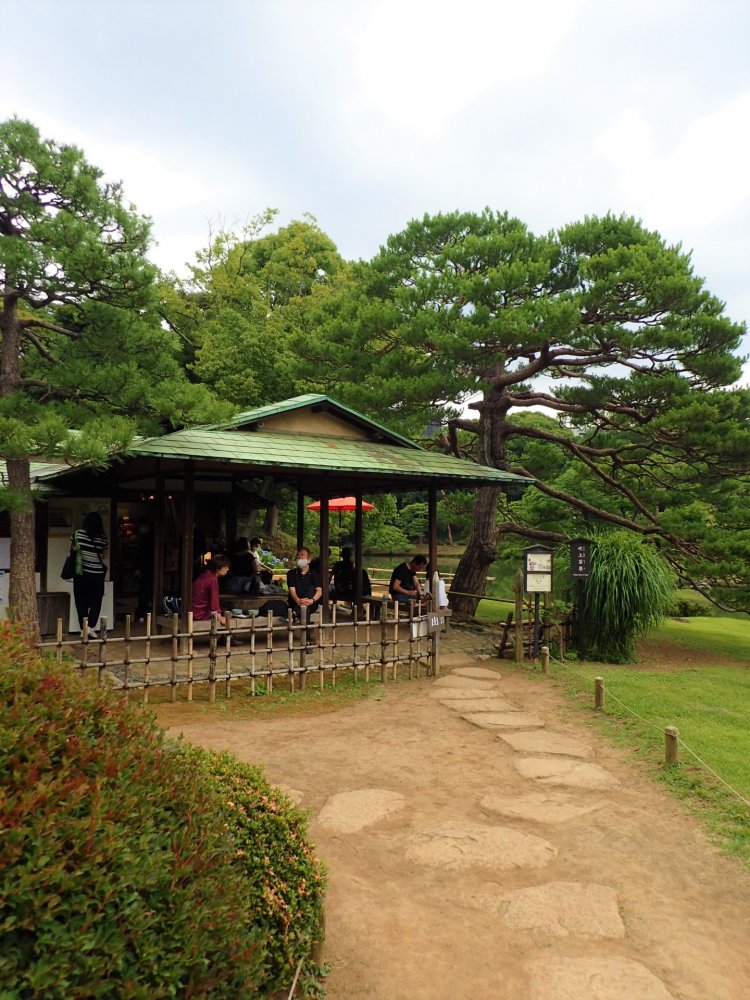 正門を入ると、大泉水の対岸に茶屋が佇む。『六義園』を造営した柳澤吉保は5代将軍徳川綱吉の側用人だった人物。