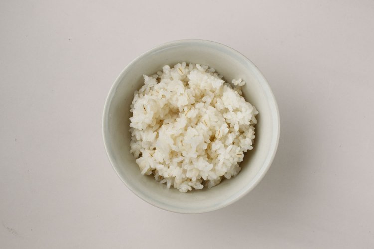 温かい麦飯で頂く。