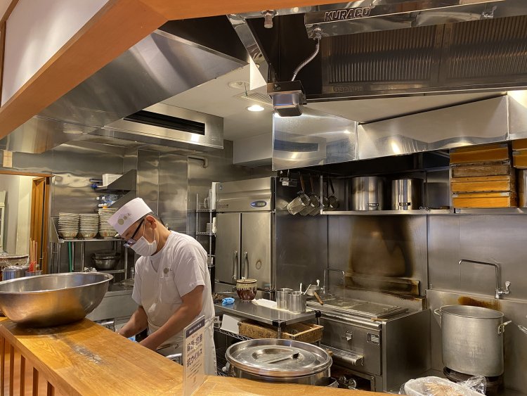 厨房は、ラーメン店とは思えないほど清潔に保たれている。女性のおひとり様が多い理由のひとつだ。