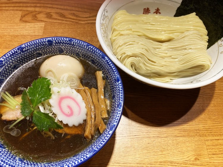 『神田勝本』名物の清湯つけそば830円。並盛りでも280gと大満足の量。大盛り420gは100円増しになる。