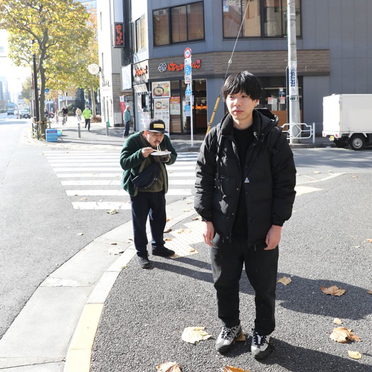 後方にいるのはドラムス担当の大垣翔と、かけうどん（小）242円。茅場町にて。