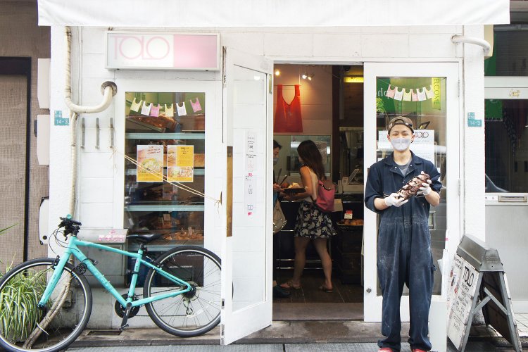 商店街の一角にこぢんまりとした店舗。小林さんは毎朝2時半から自慢のクロワッサンを仕込んでいる。