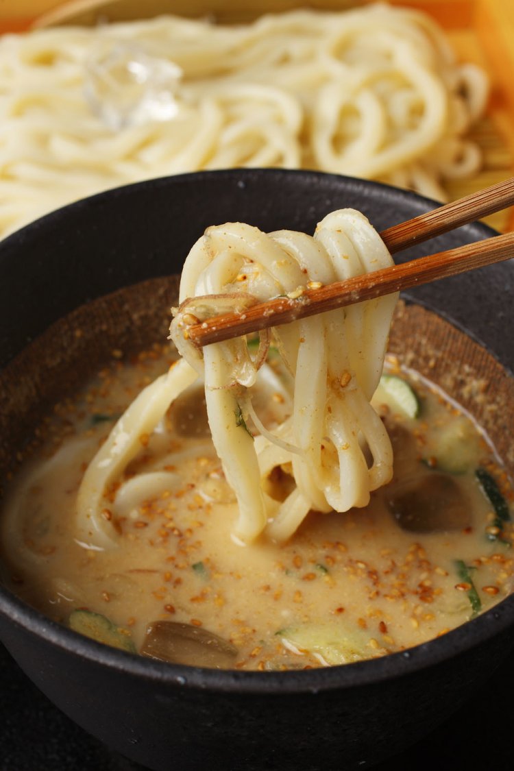 ゴマの風味が効いたすったてを一度食べると、間違いなくはまる。980円。