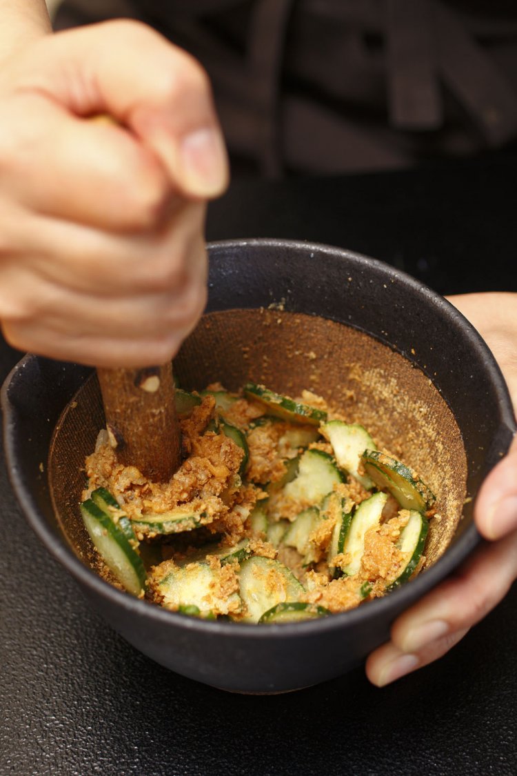 ゴマ、タマネギ、味噌、キュウリをつぶし、味噌を混ぜたら出汁を注ぐ。