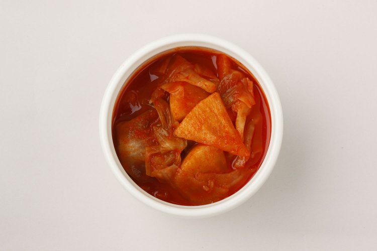 冷麺専用の大根とキャベツのキムチを入れて食べるのが、盛岡冷麺の特徴。