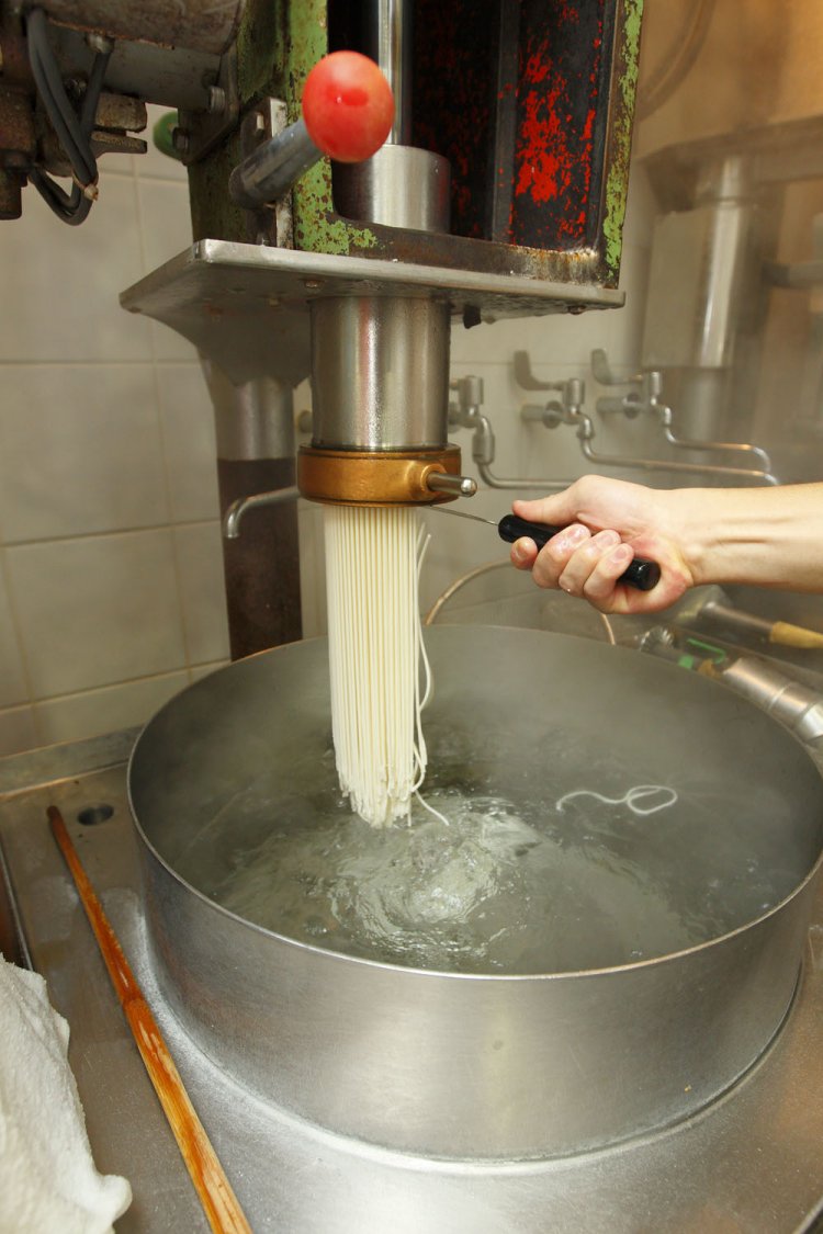 麺をゆでる様子。
