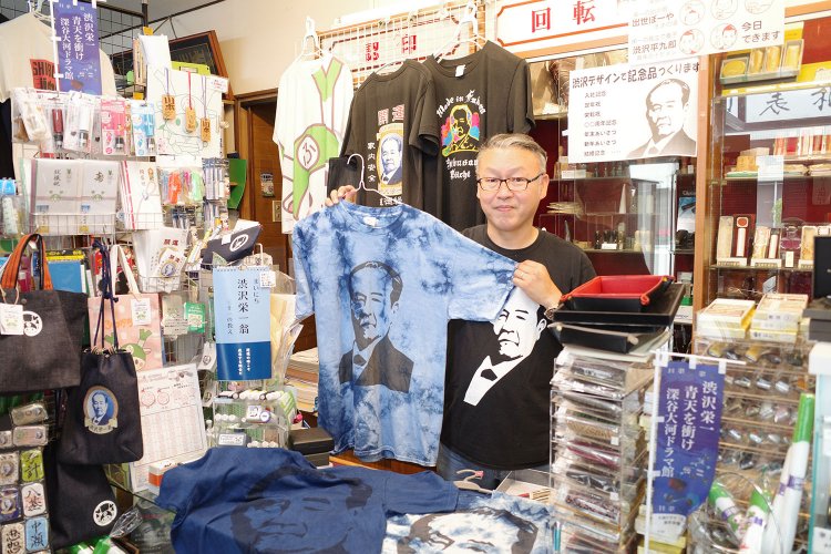 新作の藍染栄一Tシャツ（価格未定）を披露する営業部の川本徹郎さん