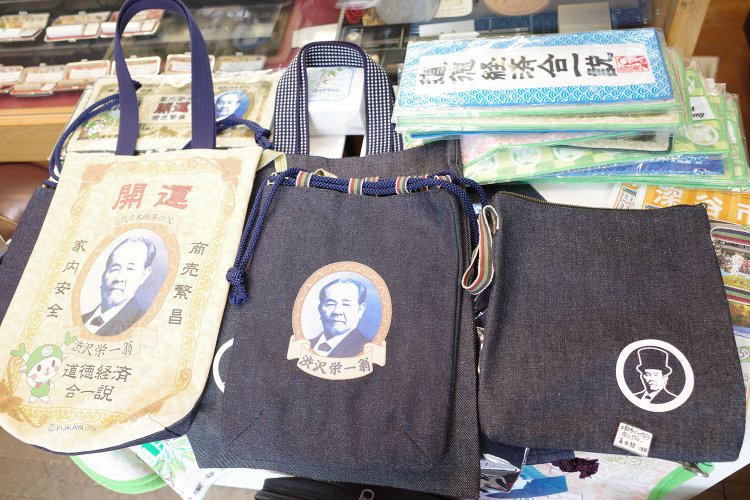 インパクト絶大な「散歩バッグ」（2530円～）。生地に倉敷デニムを使用している。