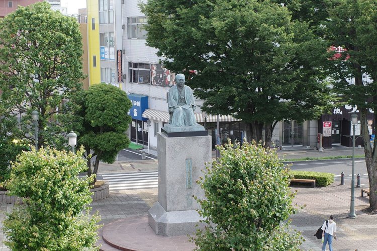JR深谷駅北口の青淵の広場にある渋沢栄一像