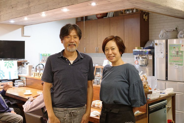 店を切り盛りする岡村さんご夫婦。