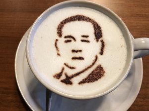 カフェ花見の渋沢栄一カフェラテ拡大