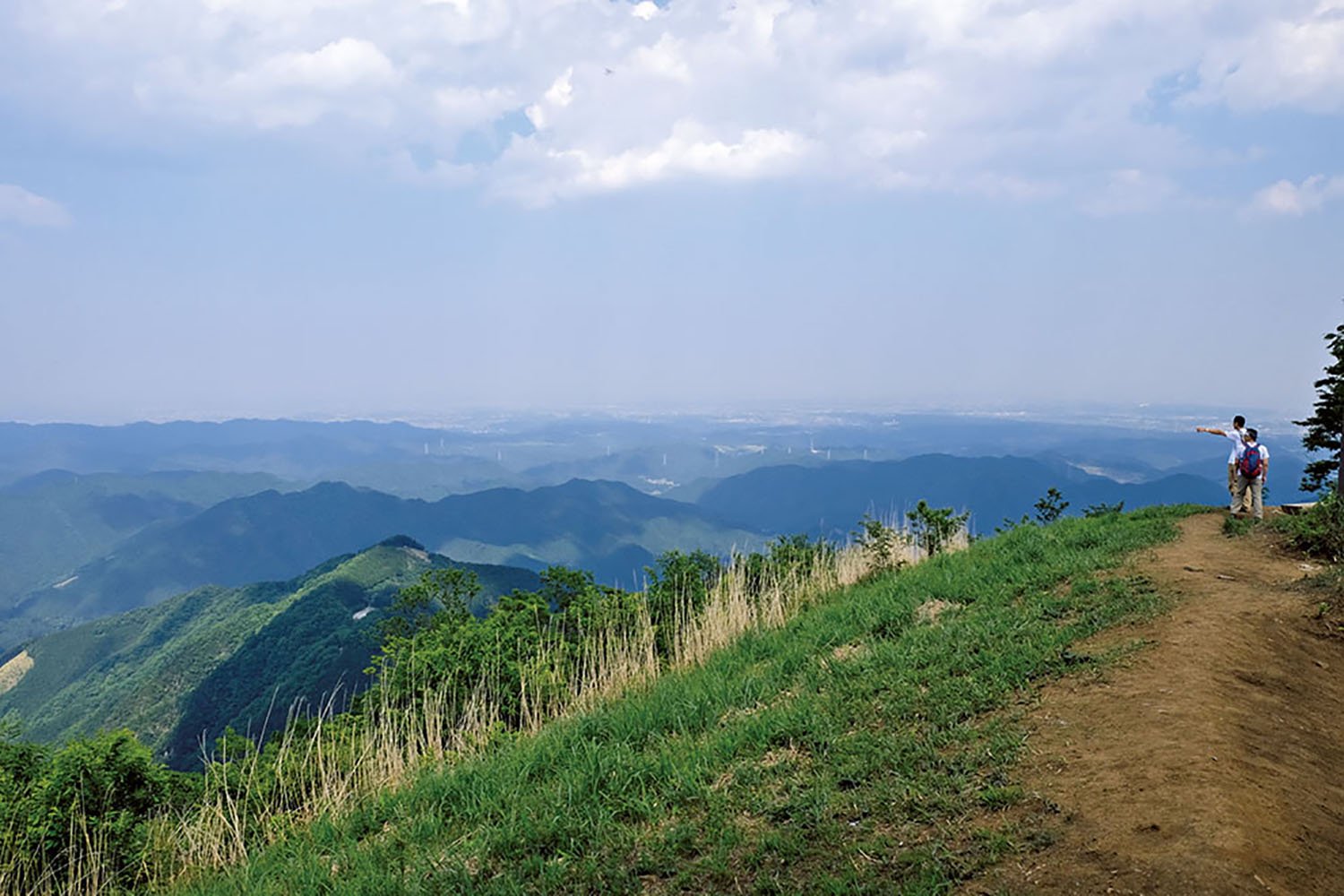 棒の折山山頂。正面に飯能の市街、奥武蔵の峰々の展望がいい。棒ノ嶺、棒ノ峰とも呼ばれる。