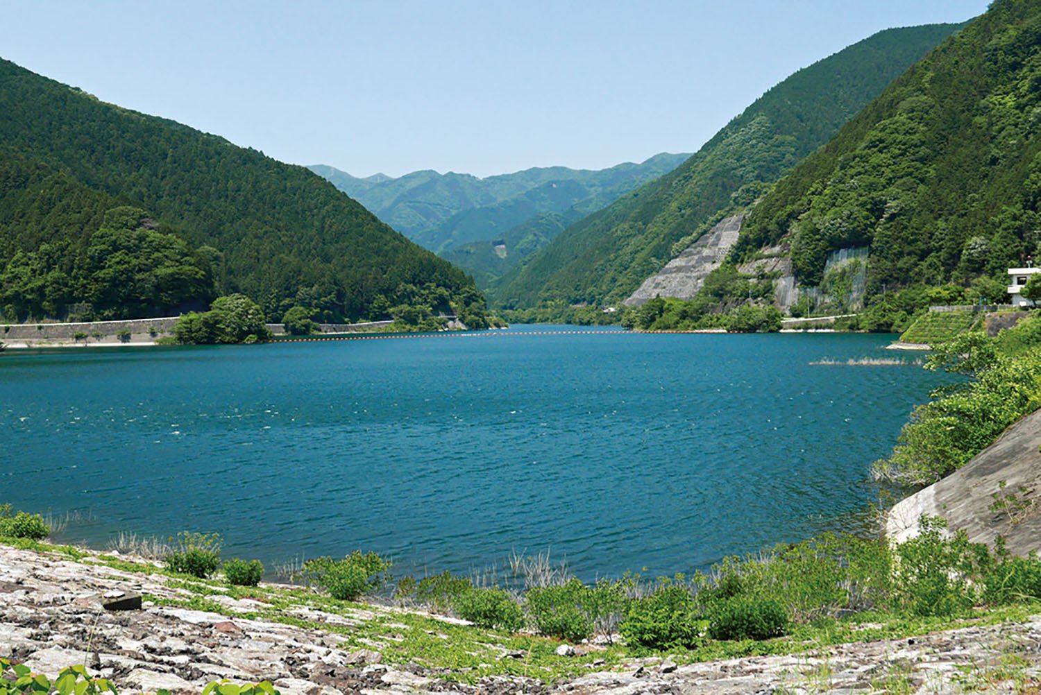 1986年に完成した有馬ダムによってできた名栗湖。