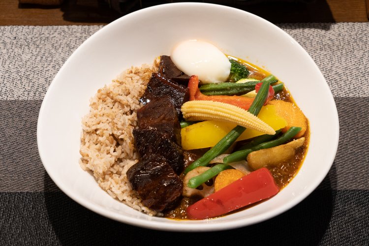 トロ肉に温玉、そして10種類以上の季節野菜をトッピングしたスペシャルフレンチカレーは1650円。