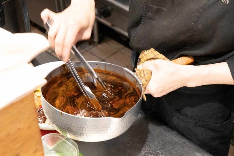 トロ肉と呼ばれる肉の正体は、ブルゴーニュ地方の牛肉の赤ワイン煮込み、ブッフ・ブルギニョンのアレンジだ。