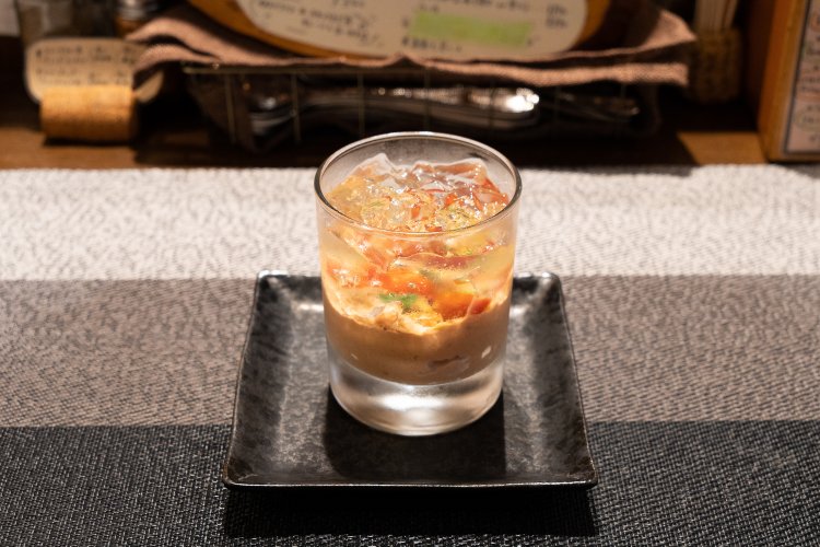 前菜の人気メニュー、トマトのムースとレモンのジュレは790円。実はカレーもランチタイムでもハーフサイズにすることもできるが、こちらもハーフサイズあり。