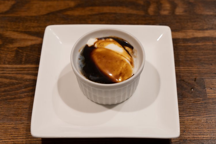 隠れた人気メニューのブランマンジェ。ランチタイムは前菜盛り合わせとドリンクと共にプラス380円で楽しめる。