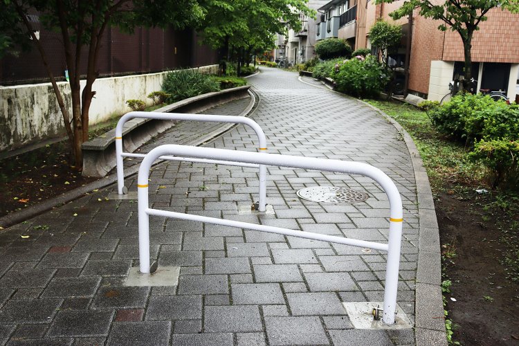 うねる小道に車止め。「暗渠」だ！