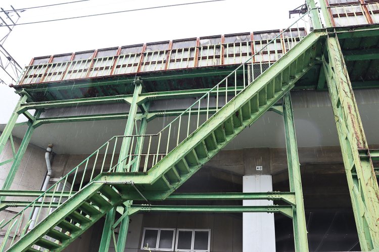 「裏側」でつながる暗渠と階段。