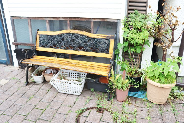 川のほとりのベンチ。