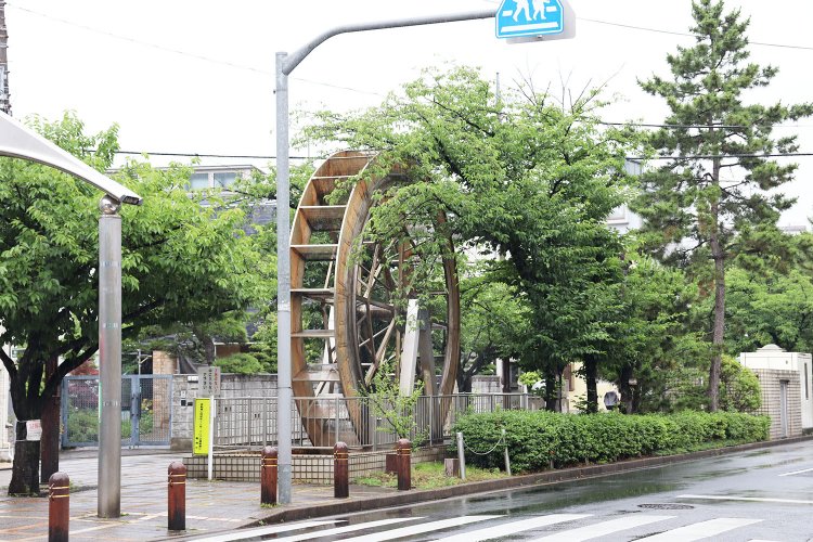 曳舟川の暗渠には水車のオブジェも。