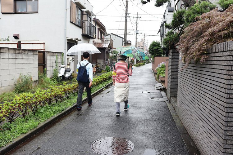 千間堀を歩いていく暗渠マニアックスのお二人。