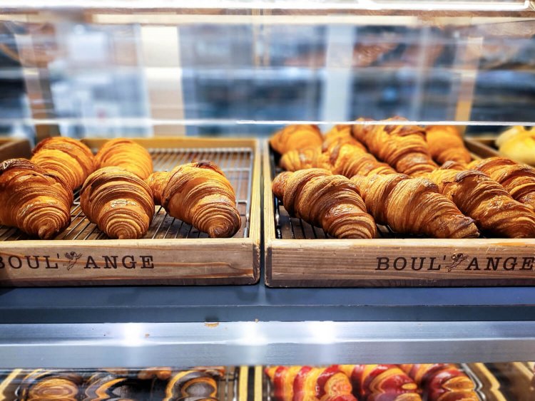 渋谷 東急フードショー店限定商品 1日100点限定 究極の“じゅわっと”クロワッサン 378円。