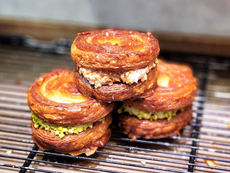 クイニーアマンサンド（ピスタチオ・いちご） 411円。