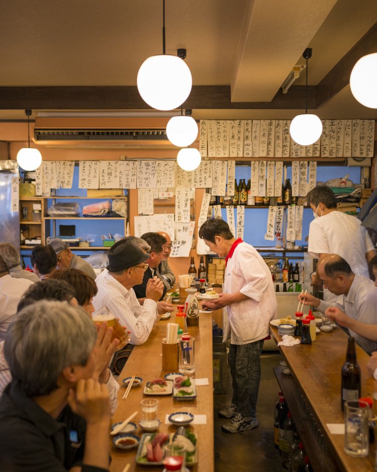 1・2Fはコの字カウンター席。3～4Fの座敷は、10名以上・3000円～のコース注文に限り、予約可能。子連れ入店禁止。