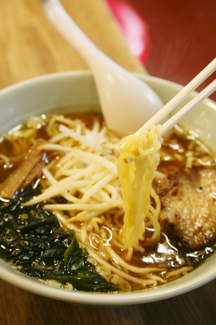 ラーメン屋台を引いていた先代が店を構えて約60年。ラーメン700円は当時から変わらぬ人気。