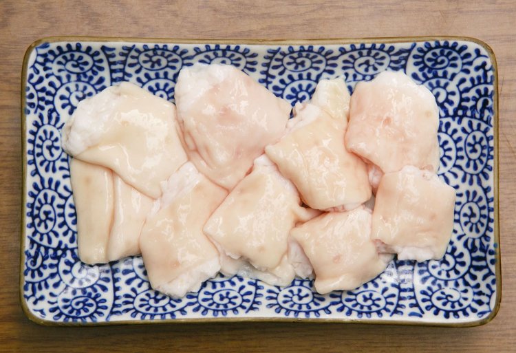 シロコロ730円（一人1皿限定）。同店では特に大腸の脂が詰まった部位を使用。