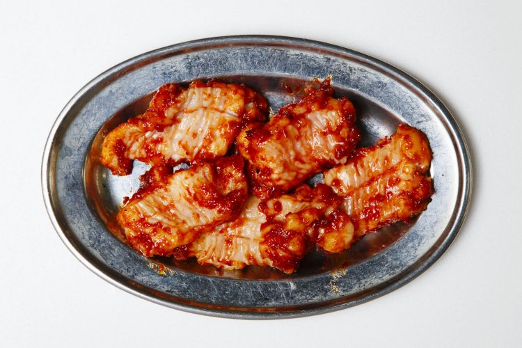 写真のシマチョウや、エンガワ（豚ハラミ）660円など近所の別棟に構えた厨房でホルモンをさばき、それをすぐ店で出すから新鮮。