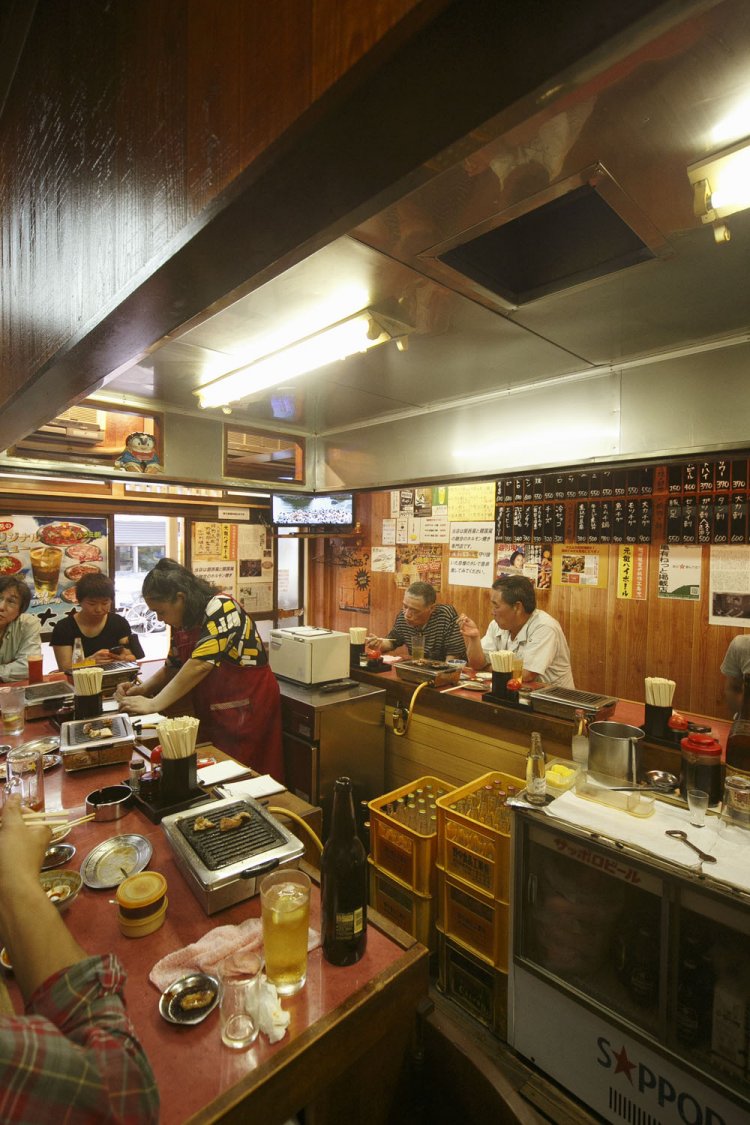 無煙ロースターで思い思いに焼く。