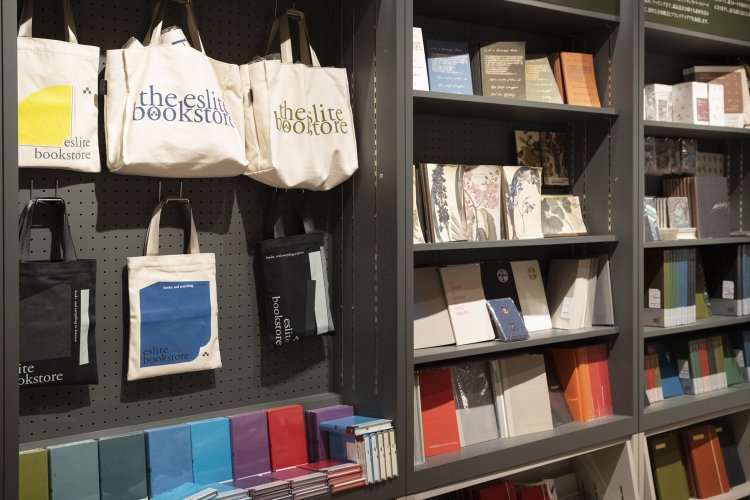 棚に並ぶオリジナルプロダクトの数々。バッグ類だけでも10種以上、紙モノは数十種類は余裕である。もはや文具専門店並み。