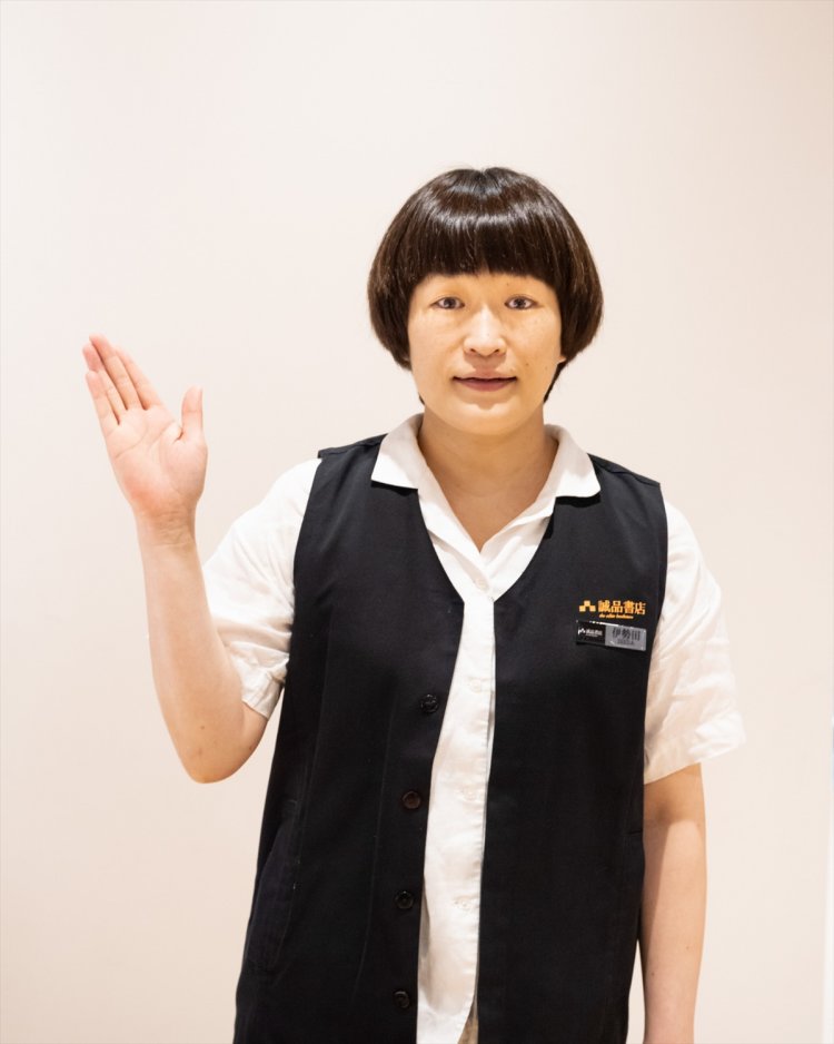 誠品生活文具売り場担当 伊勢田さん。「文豪雑貨シリーズは過去の品も在庫があります。興味があれば聞いてください！」。