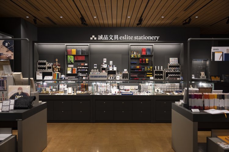 「誠品文具」コーナー。台湾は文具も成長中で、実用性の高い手頃な価格帯が多い。台湾の藍染店が手がけるオリジナルインクなんて稀少品も。