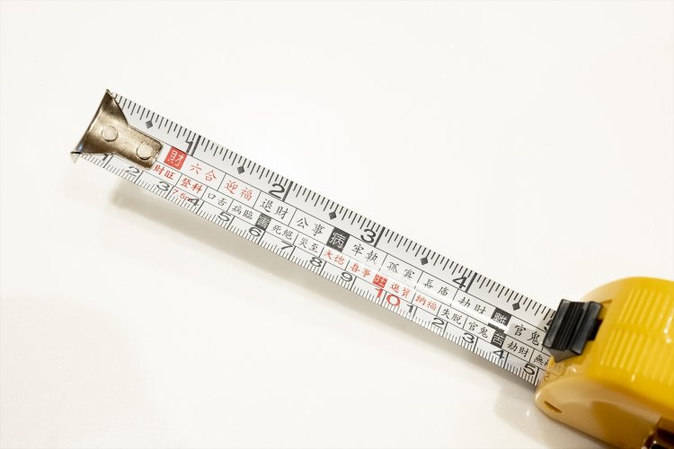 尺を伸ばすとこのように文字が並んでいる。黒い部分はいかにも不吉。