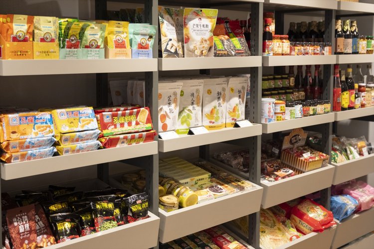 米酒、金蘭醬油など定番調味料に、厳選の直送インスタント麺なども並ぶ台湾的に神々しい棚。