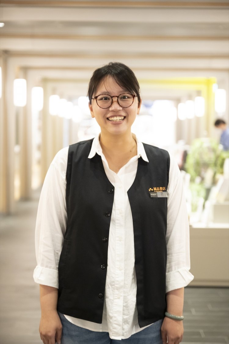 誠品生活市集担当 許（キョ）さん。「扱う品は年々充実しています。使い方の質問も気軽にどうぞ」。