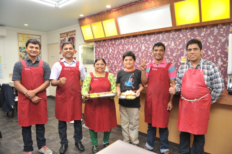 オーナーのヨギさん一家親子三代とシェフたち。