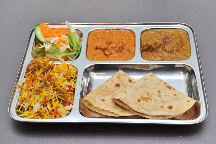 スペシャルセット1200円のチキンビリヤニは、手間と時間のかかる本式のレシピで作る自慢の味。