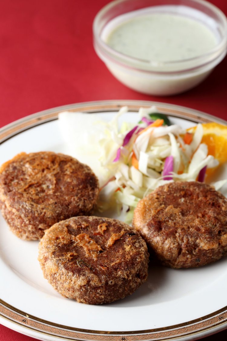 シャミカバブ600円。本場の味がそのまま楽しめる羊肉のハンバーグ。