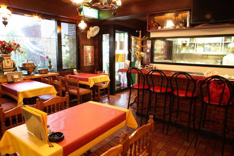 パキスタンらしい雰囲気いっぱいの店内。厨房の様子もうかがえる。