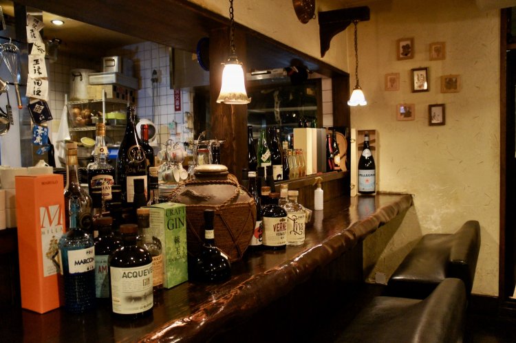 日本酒からワイン、リキュールまで豊富に揃う。料理に合わせてセレクトするのが楽しい。