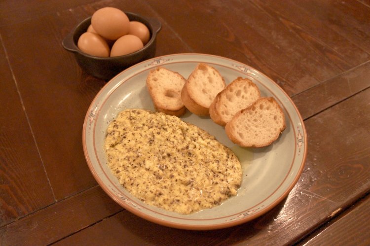 たまゆら琥珀と黒トリュフのふわとろ焼き1320円。東京都内で唯一仕入れている愛知県産の卵「たまゆら琥珀」を使用。バケットに乗せていただく。