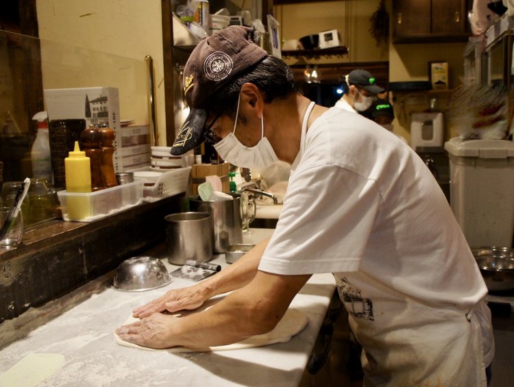 初代店主であり、ピザ職人でもある父 仁一郎さん。店のピザ作りを一手に引き受ける。