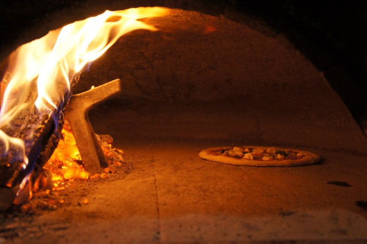 提供しているピザは全て薪窯で焼く。
