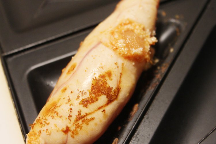 ただいまキッチンなし生活中のため、ホットサンドメーカーがフライパンがわり。