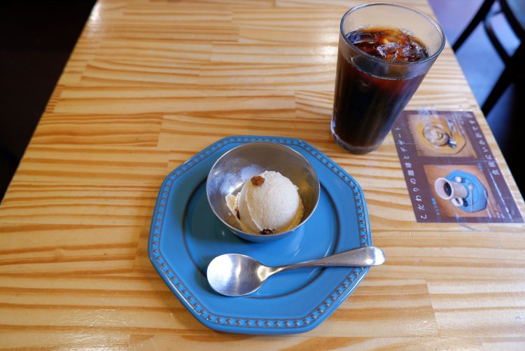 自家製コルコルラムレーズンアイス450円、アイスコーヒー450円。無添加・無着色のラム酒を使った大人なアイスクリーム。